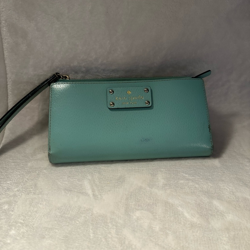 Kate Spade Zipped around Wallet in great condition (Mint Green Color)